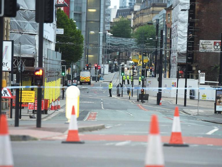 Die Polizei sperrt am 24.05.2017 eine Straße in der Nähe der Manchester Arena (Großbritannien) ab.
