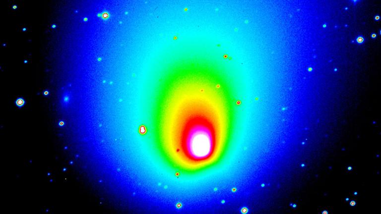 Falschfarbenaufnahme des Kometen Hale-Bopp knapp ein Jahr vor der engsten Annäherung an die Sonne 