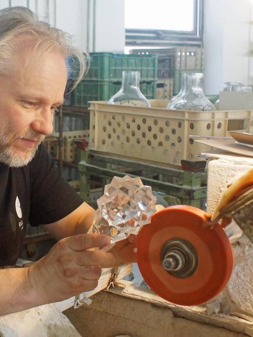 Jaroslav Madle ist Glasschleifer in der traditionsreichen tschechischen Glashütte Rückl