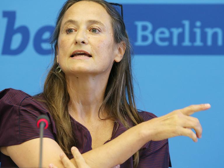 Die neue Intendantin des Staatsballetts Berlin, Sasha Waltz, beantwortet am 07.09.2016 im Roten Rathaus in Berlin Fragen von Journalisten. Die Choreografin Waltz und der Direktor des Royal Swedish Ballet, Johannes Öhman, werden Ko-Intendanten des Staatsballetts Berlin.