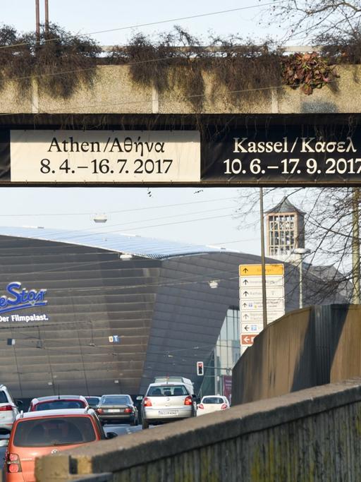 Werbebanner in Kassel - erstmalig findet die documenta in zwei Städten statt.