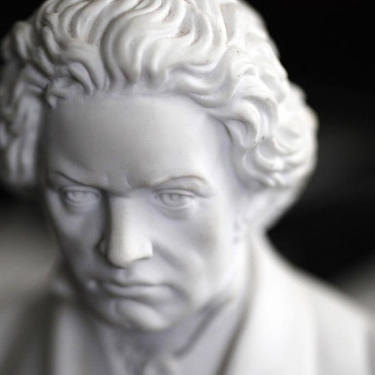 Nahaufnahme einer Büste von Ludwig von Beethoven aus weißem Marmor.