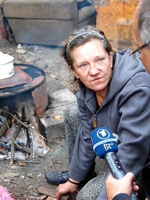 Reporter Stephan Ozsváth interviewt Andrea, die mit ihrem Partner in einem Holzverschlag bei Budapest lebt.
