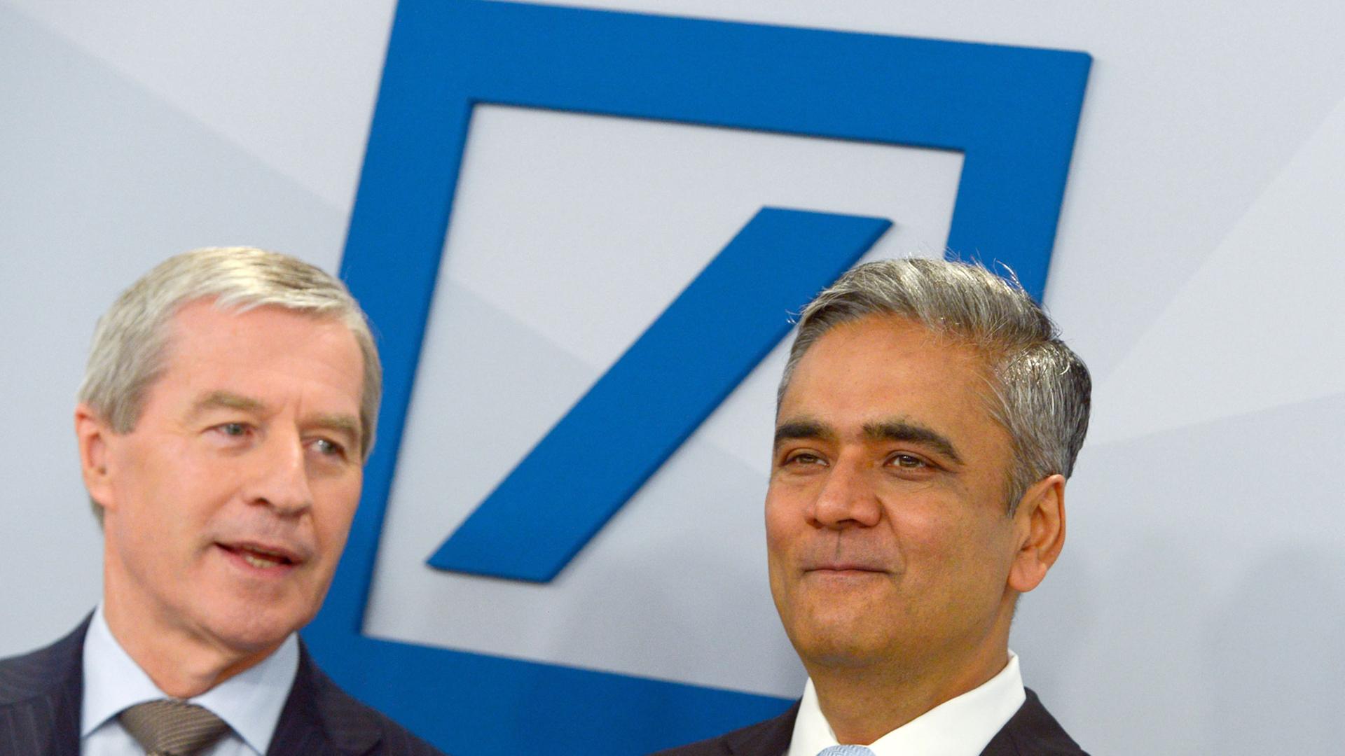 Die beiden Co-Vorstandsvorsitzenden der Deutschen Bank, Anshu Jain (r) und Jürgen Fitschen.