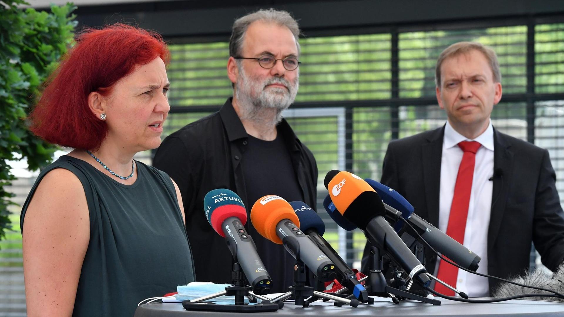 Astrid Rothe-Beinlich (Bündnis90/Die Grünen), Steffen Dittes (Die Linke), und Matthias Hey (SPD), alle Vorsitzende ihrer Landtagsfraktionen, geben ein Statement ab im Thüringer Landtag.