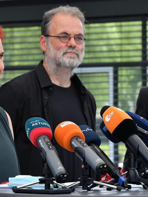 Astrid Rothe-Beinlich (Bündnis90/Die Grünen), Steffen Dittes (Die Linke), und Matthias Hey (SPD), alle Vorsitzende ihrer Landtagsfraktionen, geben ein Statement ab im Thüringer Landtag.