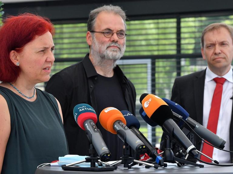 Astrid Rothe-Beinlich (Bündnis90/Die Grünen), Steffen Dittes (Die Linke), und Matthias Hey (SPD), alle Vorsitzende ihrer Landtagsfraktionen, geben ein Statement ab im Thüringer Landtag.