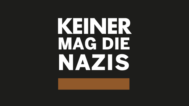 Auf schwarzem Grund steht mit weißer Schrift "Keiner mag Nazis". Darunter ein brauner Balken.