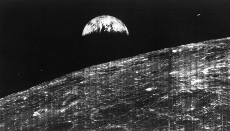 Die Erde geht über dem Mondhorizont auf - fotografiert vom Lunar Orbiter