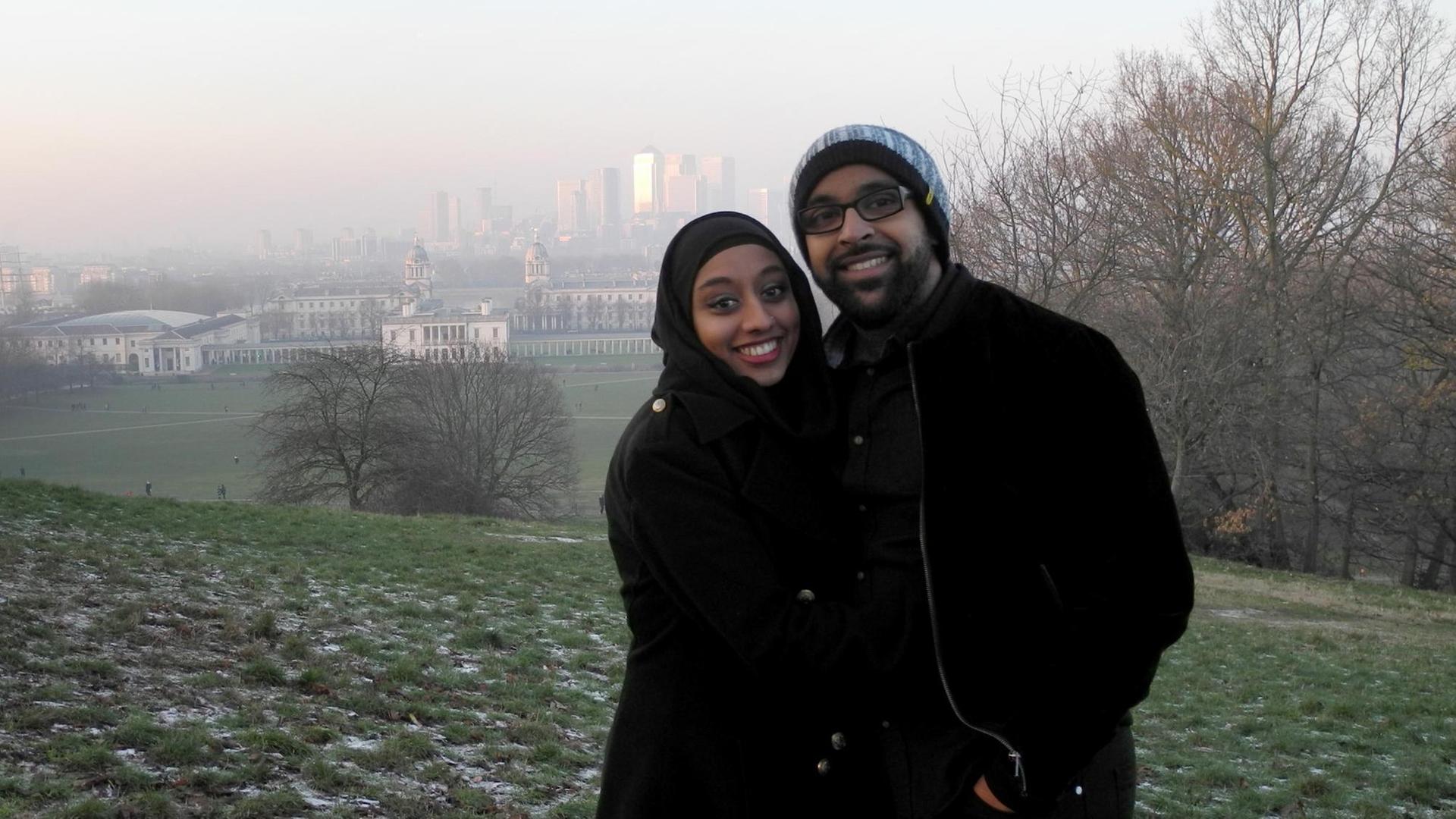 Über die Dating-App Muzmatch kennengelernt, inzwischen verheiratet: ein englisches Paar im Greenwich Park