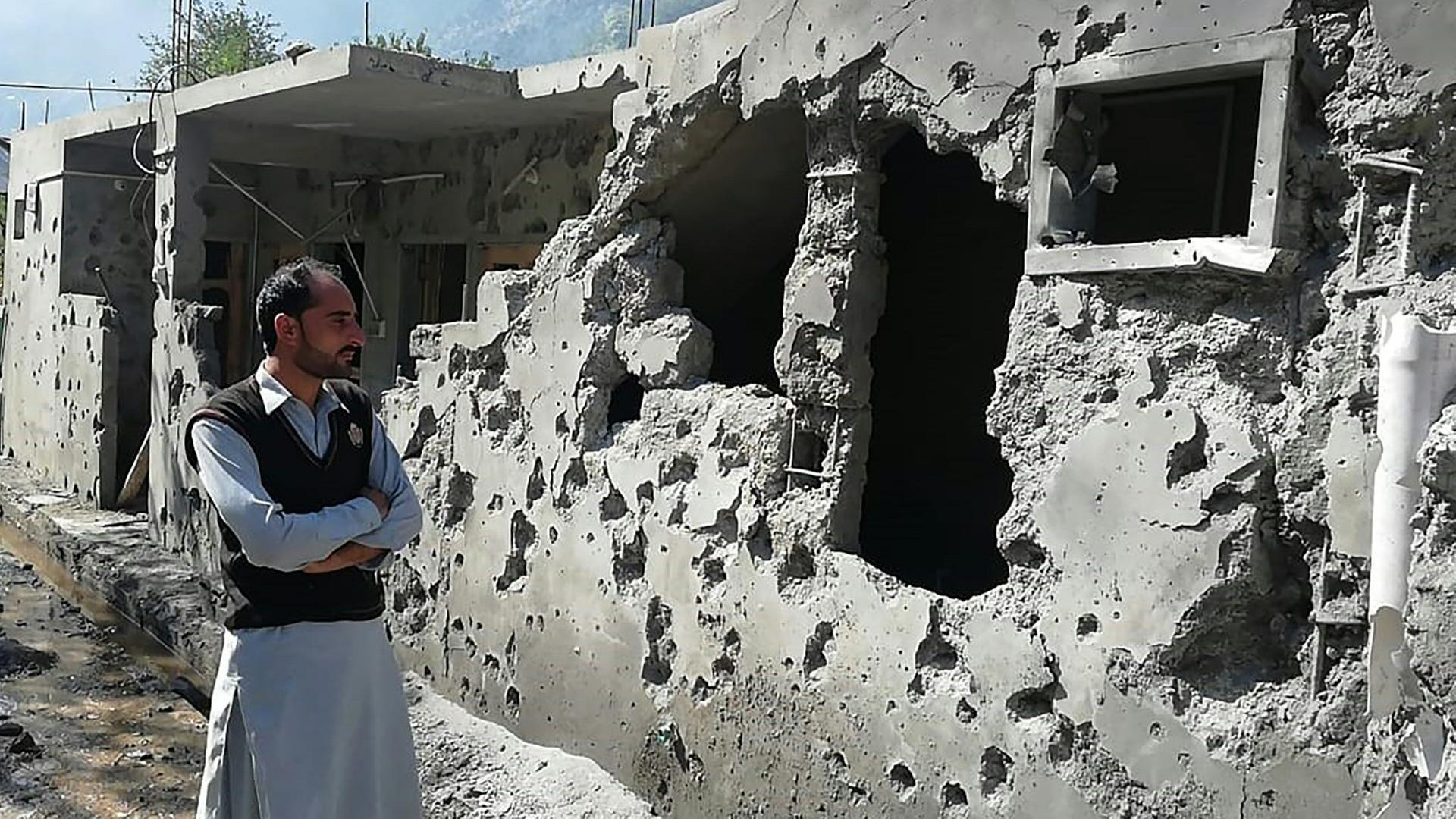 Ein Bewohner in der Region Kashmir steht vor sienem zerstörtem Haus.