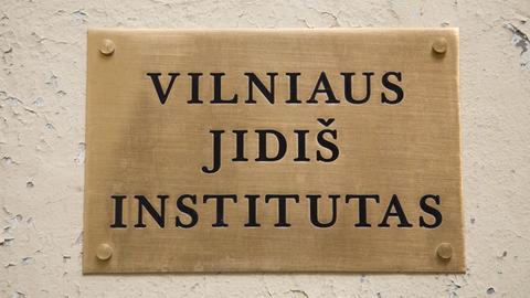 Schild des Jüdischen Instituts an der Universität in Vilnius, Litauen.
