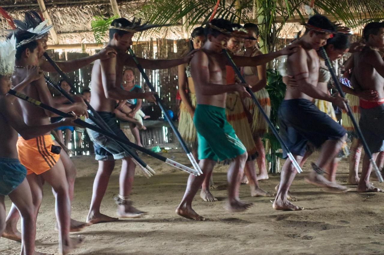 Ein traditioneller Tanz im Dorf in Hipana