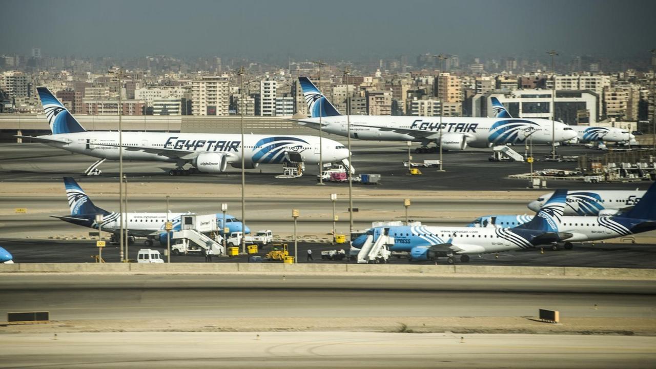 Sie sehen Flugzeuge von Egypt Air am Flughafen von Kairo.