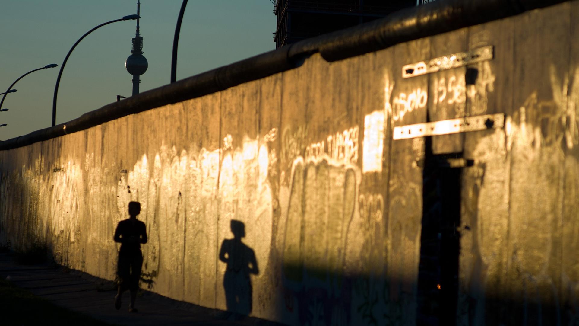 Die Abendsonne scheint in Berlin auf die Rückseite der "East-Side-Gallery". Die Abendsonne scheint in Berlin auf die Rückseite der "East-Side-Gallery".