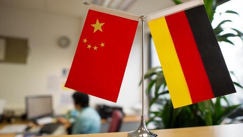 Ein Ständer mit der chinesischen und der deutschen Flagge