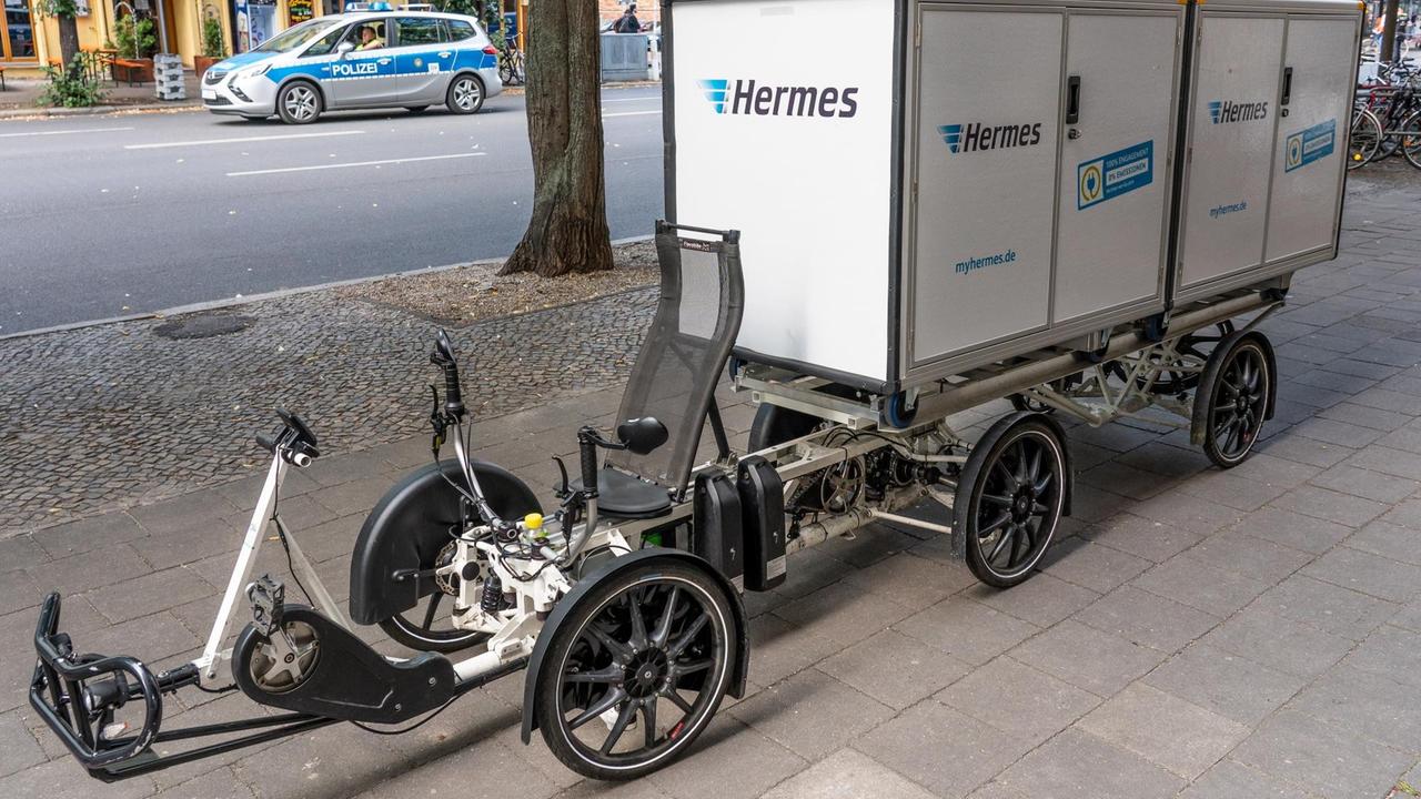 Lastenrad des Paketdienstes Hermes mit drei Achsen und sechs Rädern.