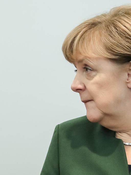 Bundeskanzlerin Angela Merkel steht Ende Oktober im Konrad-Adenauer Haus in Berlin vor einer weißen Wand.