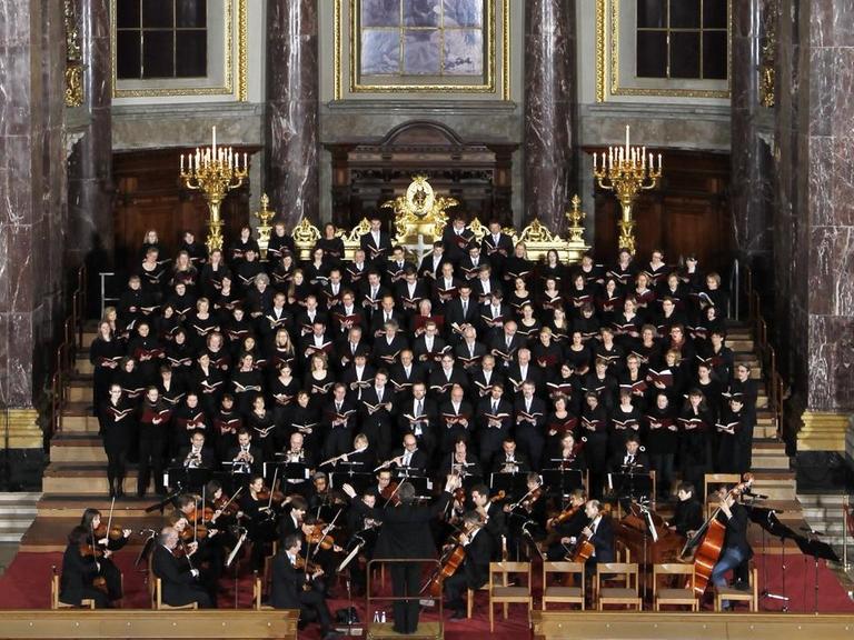 Der Chor der Berliner Domkantorei steht im Berliner Dom.