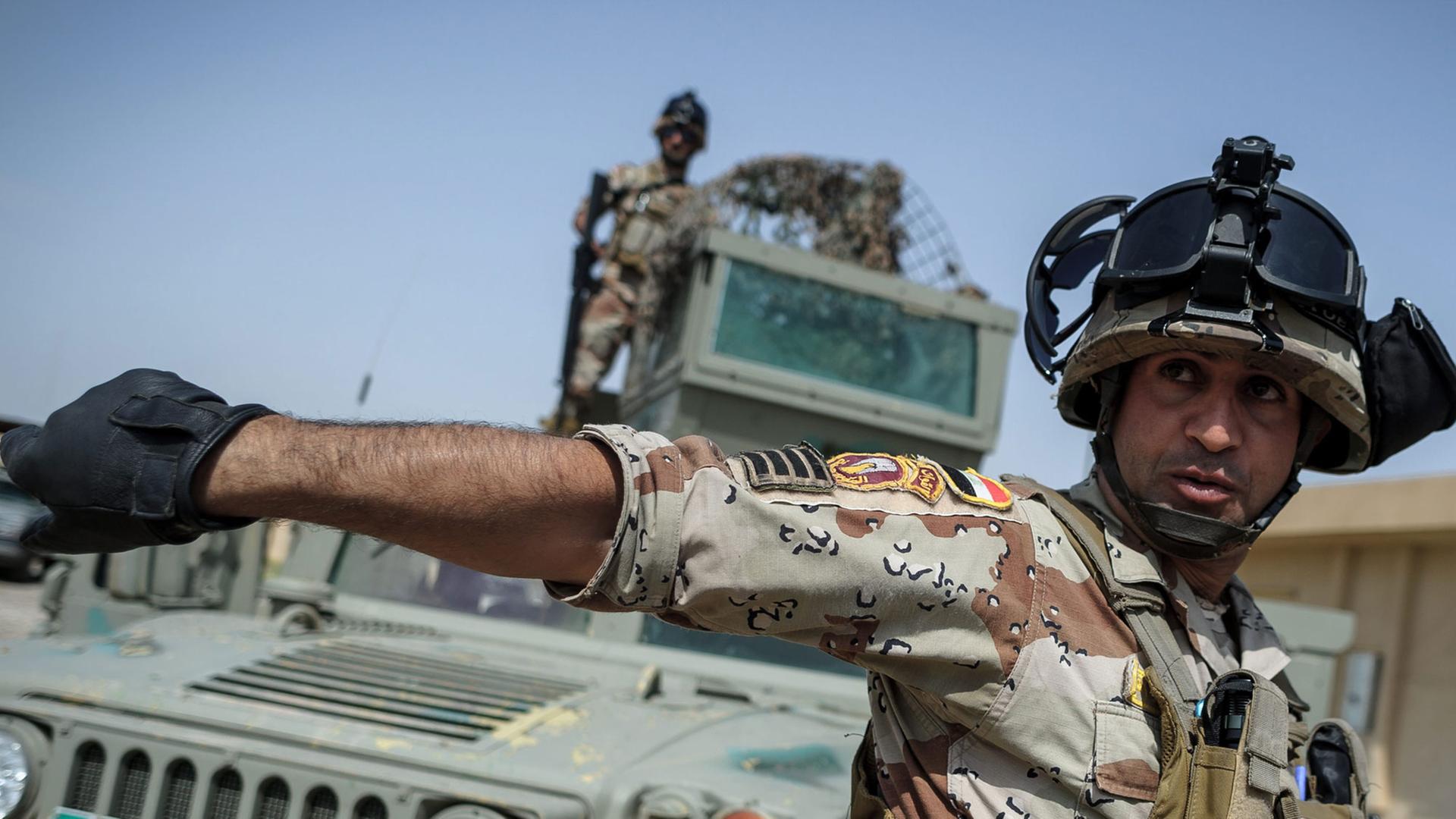 Ein Soldat der fünften Brigade der Irakischen Armee gibt Handzeichen in Mossul, der zweitgrößten Stadt im Irak.