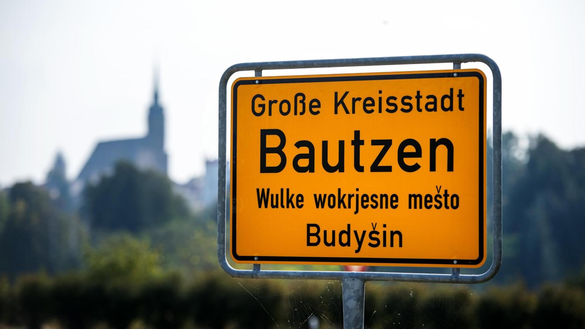 Sie sehen ein Ortsschild der Stadt Bautzen.
