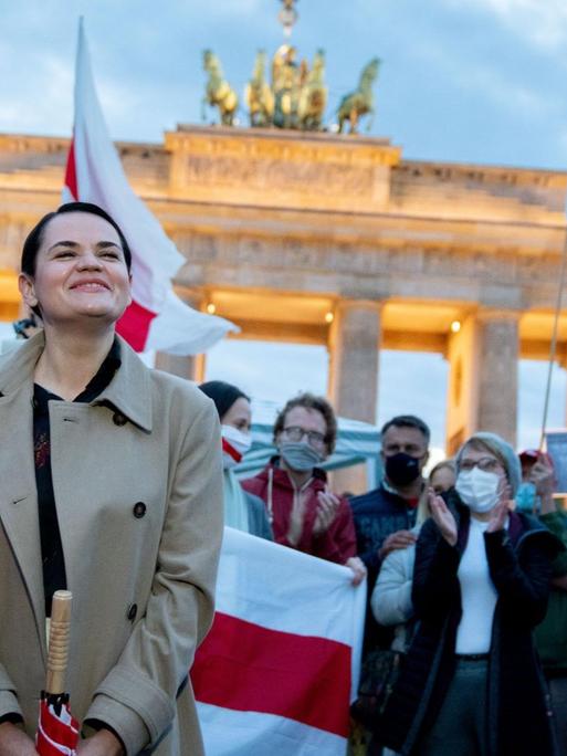 Swetlana Tichanowskaja singt mit ihren Anhängern am Brandenburger Tor ein Lied.