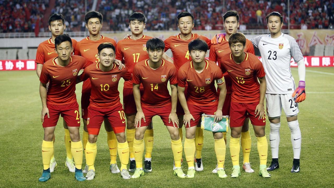 Die Spieler der chinesischen U20-Nationalmannschaft posieren vor einem Freundschaftsspiel gegen Urugay für die Fotografen. 