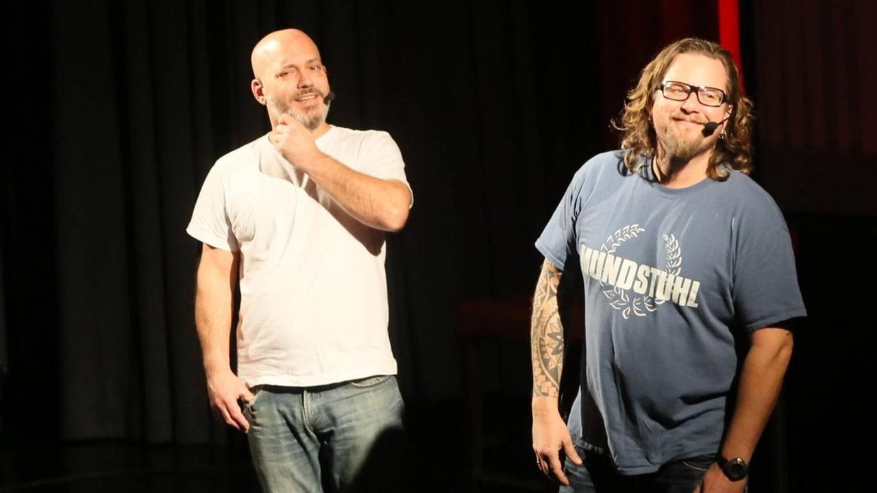 Ande Werner und Lars Niedereichholz (vl) als Comedy-Duo Mundstuhl bei einem Auftritt.