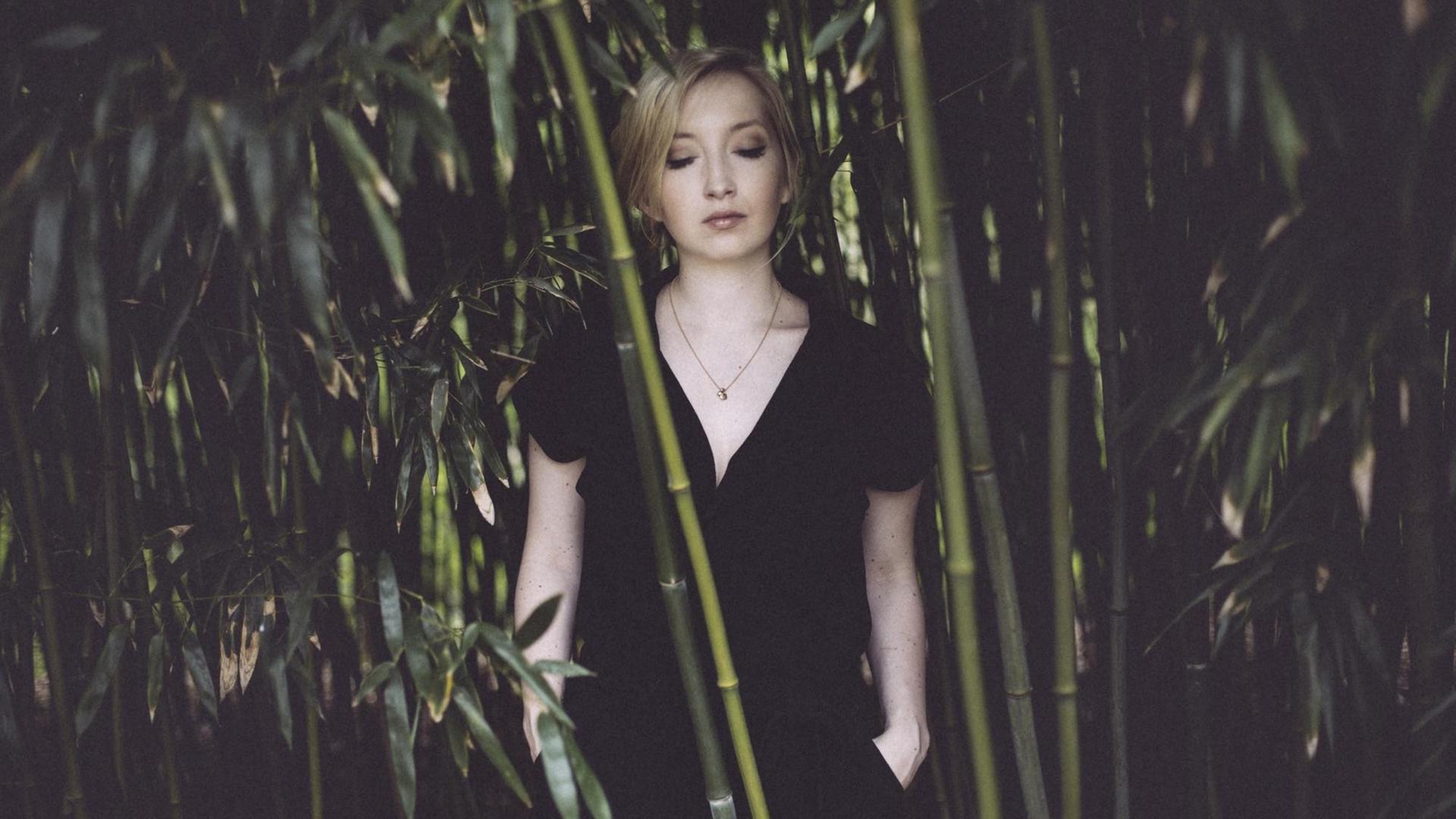 Sängerin Miu mit geschlossenen Augen im Bambuswald (Bild: Elena Zaucke)
