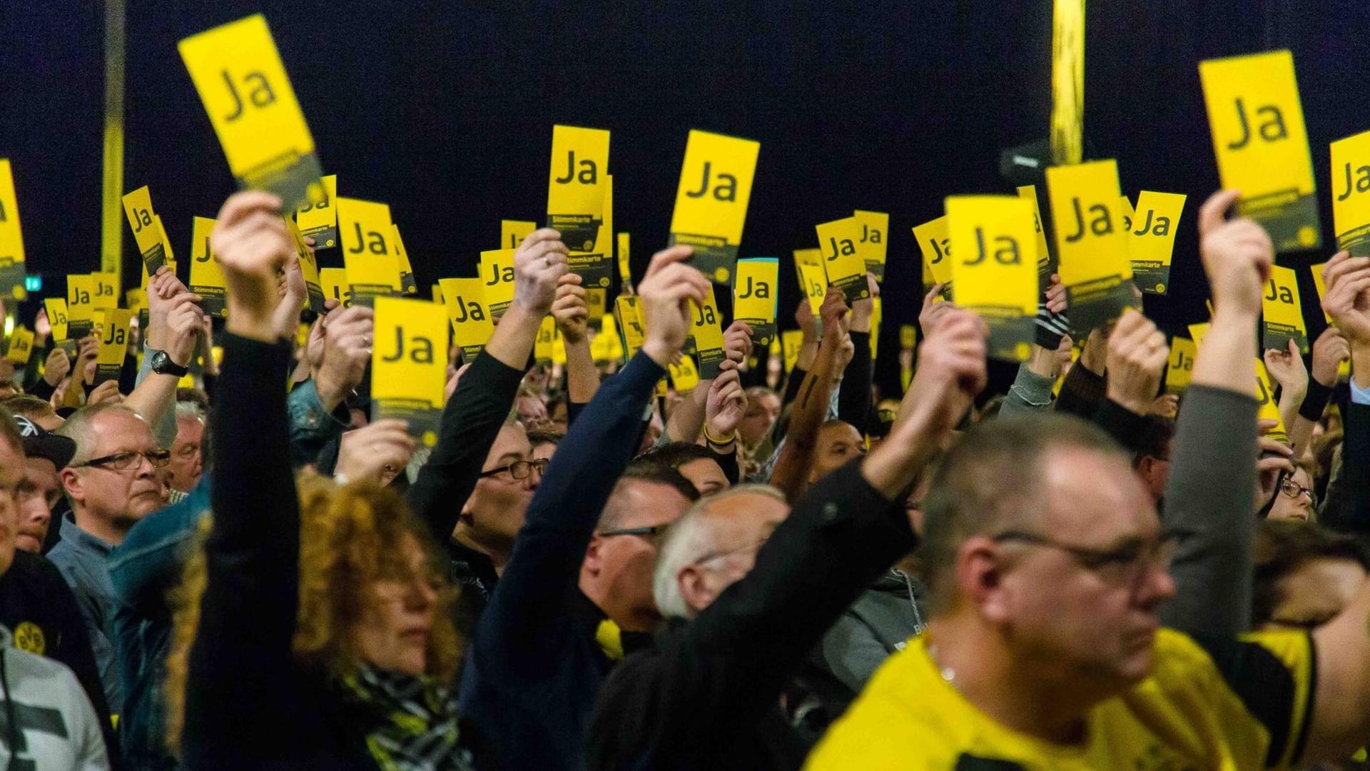 Abstimmung bei der Mitgliederversammlung von Borussia Dortmund.