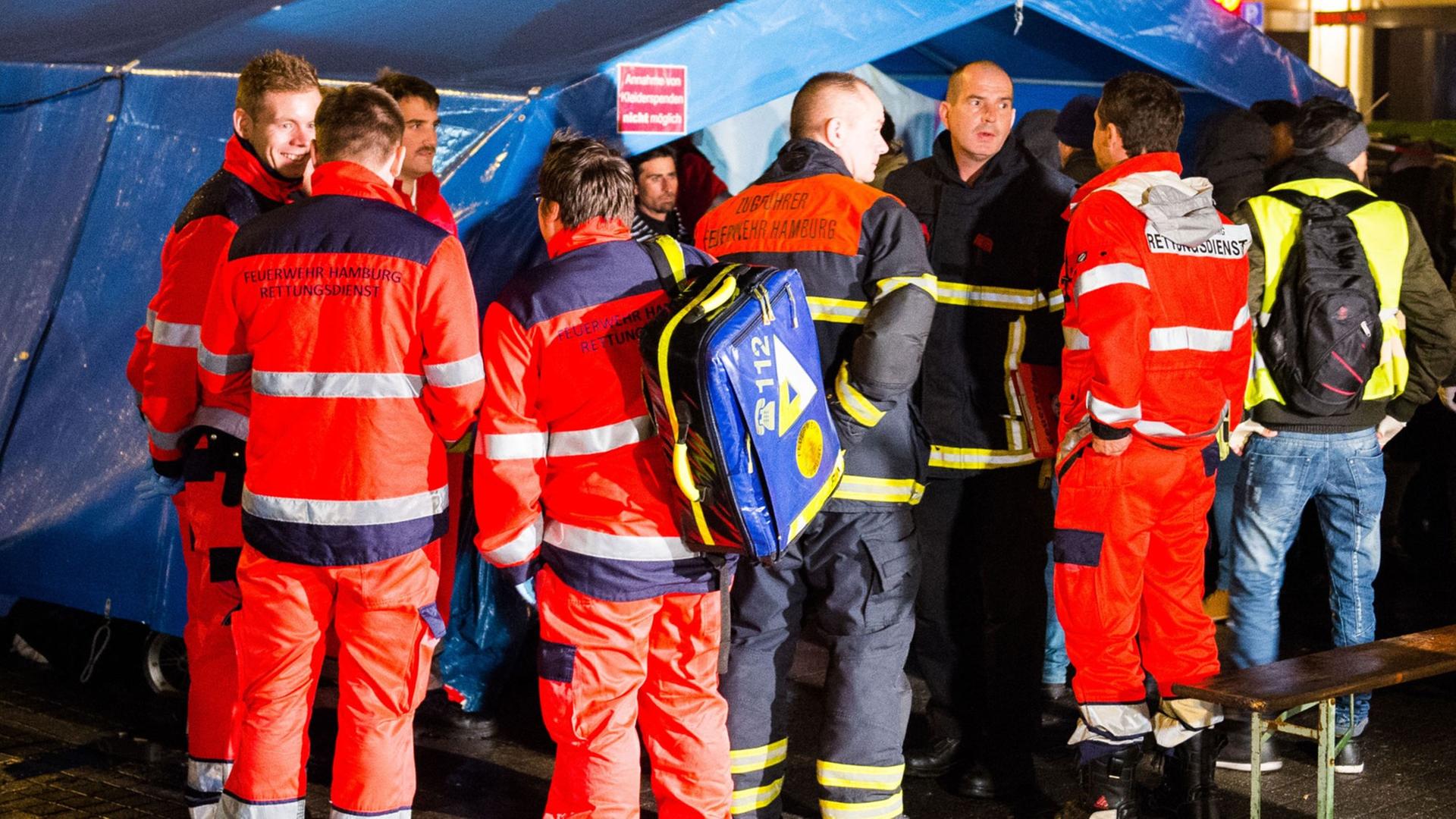 Rettungskräfte vor einer Hamburger Flüchtlingsunterkunft