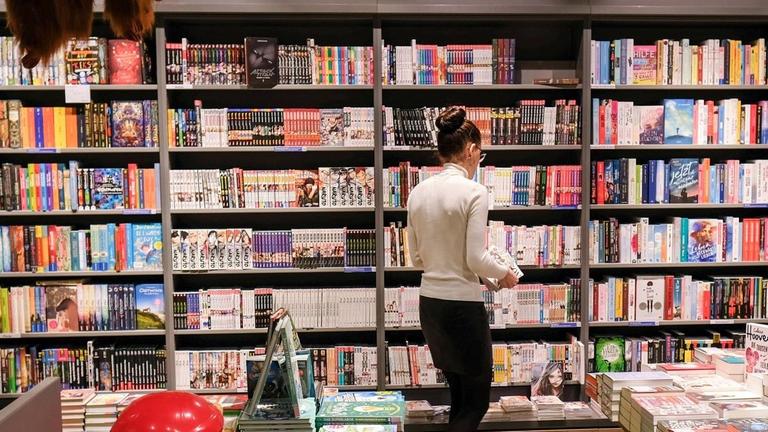 Bücher in den Themen Manga, Jugend und Hörbücher werden in der East Side Mall an der Warschauer Straße angeboten.