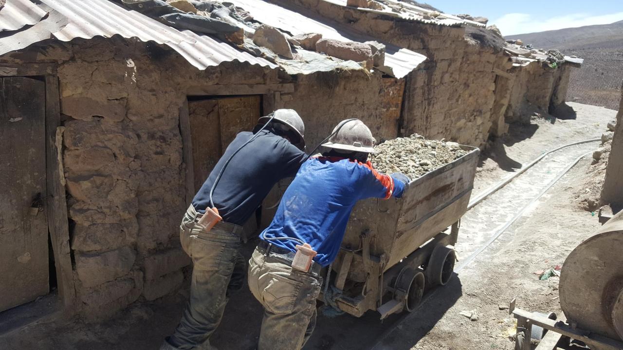 Minenarbeiter mit Karren am Cerro Rico bei Potosí.
