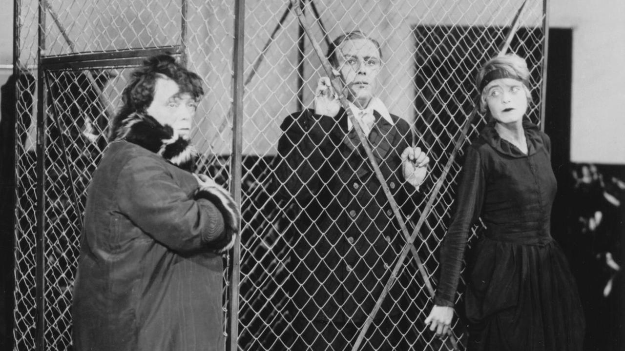 Uraufführung der Dreigroschenoper im Berliner Theater am Schiffbauerdamm am 31. August 1928, Szene mit (v.l.n.r.) Rosa Valetti, Harald Paulsen und Roma Bahn. - Foto. | picture-alliance / akg-images