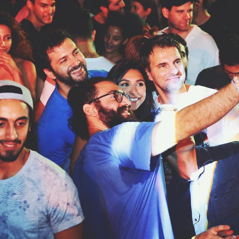 Gäste bei der "Großen Party" im neu eröffneten Goethe-Institut in Beirut. Drei Personen machen ein Selfie.