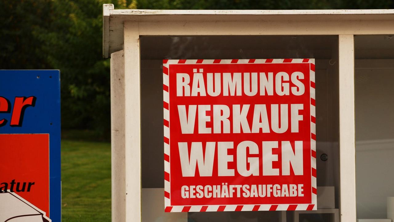 "Räumungsverkauf wegen Geschäftsaufgabe" steht an einer Vitrine in Göhren auf der Insel Rügen, aufgenommen 2014