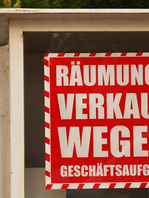 "Räumungsverkauf wegen Geschäftsaufgabe" steht an einer Vitrine in Göhren auf der Insel Rügen, aufgenommen 2014