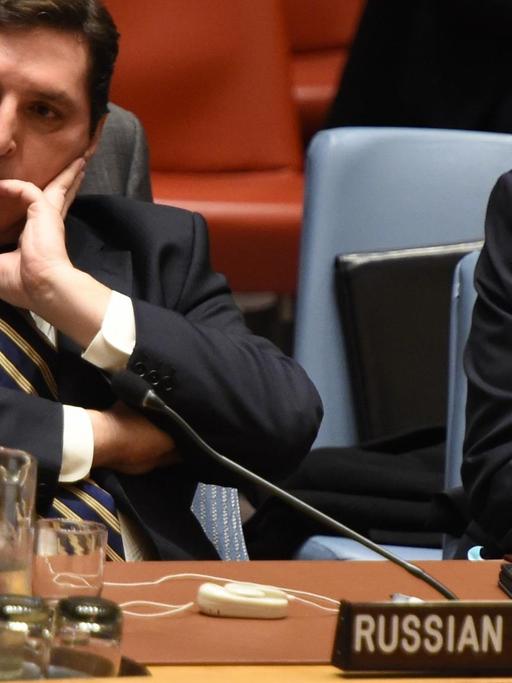 Das Bild zeigt den stellvertretenden russischen UNO-Botschafter Safronkow, der sein Gesicht mit der linken Hand abstützt.