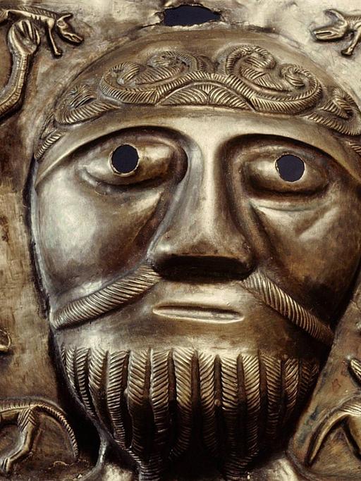 Detail des sogenannten Gundestrup-Kessels. Gott hält zwei Männer, die zwei Tiere halten. Im Allgemeinen wird angenommen, dass sie keltischen Ursprungs ist und als Beute nach Dänemark gebracht wurde.