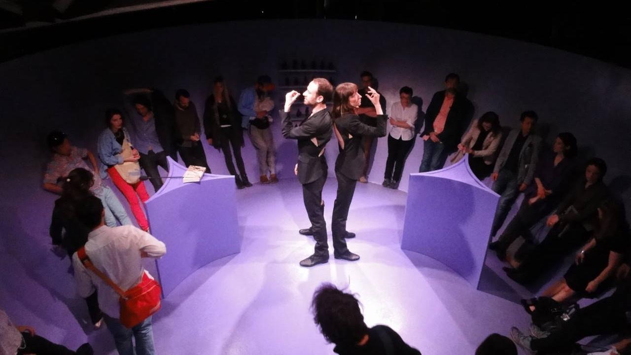 Ein Blick auf die Performance "Character Assassination" - inmitten des Kreises der Zuschauer im Halbdunkel stehen die beiden Performer (Foto: Michael Köhler)