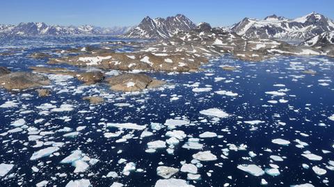 Bilder der Erde Greenland, East Greenland, Aerial view of Ammassalik island and fjord with pack or drift ice PUBLICATIONxINxGERxSUIxAUTxHUNxONLY ESF01612