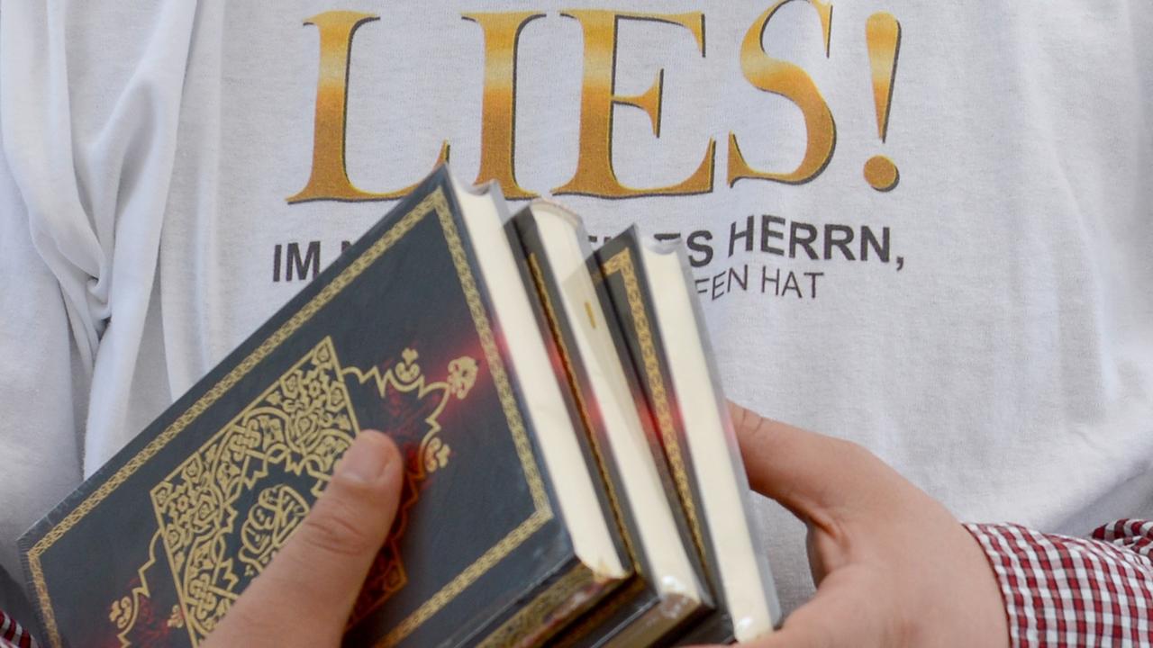 Ein Islamist verteilt in Berlin kostenlose Koran-Exemplare an Passanten