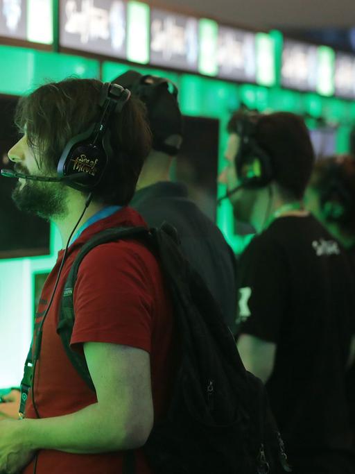 Besucher stehen vor Bildschirmen auf der Computerspielemesse Gamescom in Köln