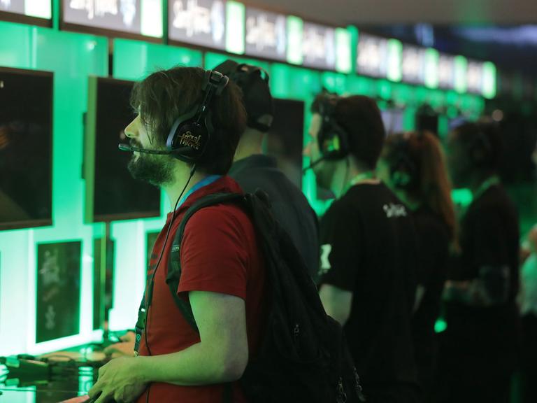Besucher der Messe Gamescom - der größen Computerspielmesse Europas - nutzen die Gelegenheit, Spiele auszuprobieren. 17.8.2016