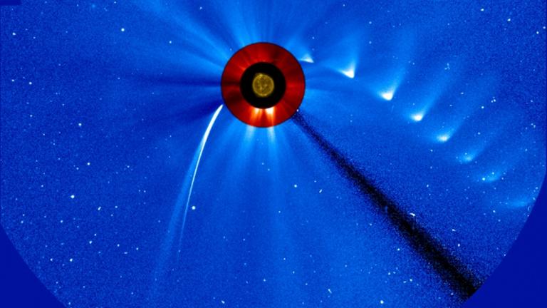 Um die Sonne und dann weg: Serienaufnahme, die das Auflösen des Kometen ISON zeigt