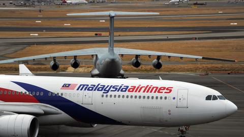 Eine Boeing 777 der Malaysian Airlines steht auf dem Rollfeld des Flughafens von Perth.