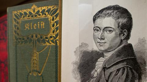 Historische Ausgaben und ein Porträt des Schriftstellers Heinrich von Kleist stehen am 16.10.2013 im Neubau des Kleist-Museums in Frankfurt (Oder) (Brandenburg).