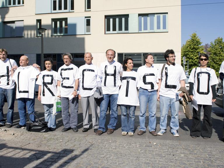 Das Wort "Wahlrechtslos" ergeben die Buchstaben auf den T-Shirts der Demonstranten, die sich am Sonntag (27.09.2009) in Berlin vor dem Wahllokal aufgestellt haben, in dem Bundeskanzlerin Merkel ihre Stimme abgeben soll.