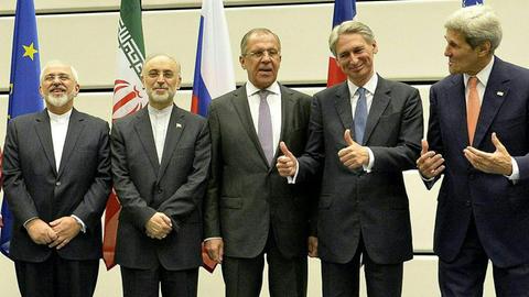Nach der Atomeinigung: (von rechts) US-Außenminister Kerry, der britische Außenminister Philip Hammond, Russlands Außenminister Sergej Lawrow, Ali Akhbar Salehi und der iranische Außenminißter Mohammed Dschawad Sarif.