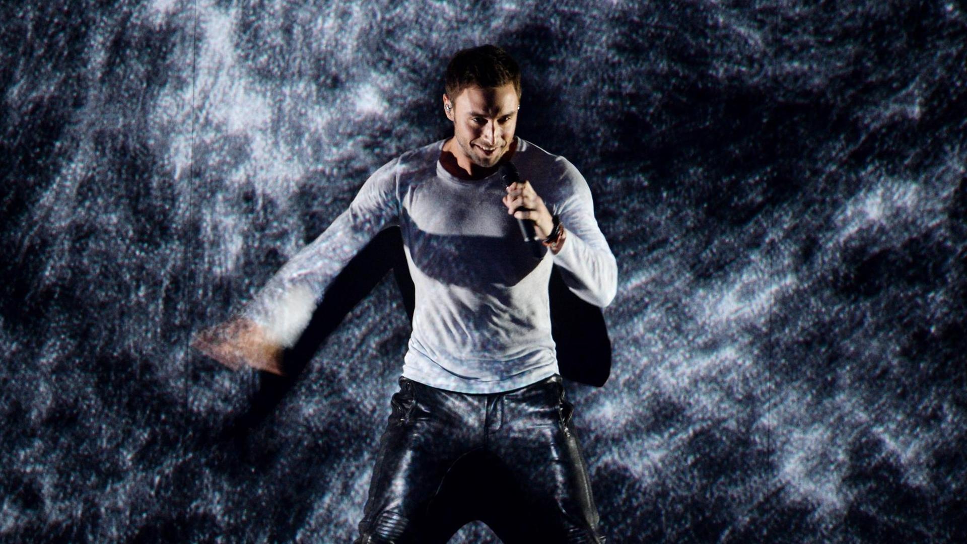 Der Schwede Måns Zelmerlöw singt im Finale vom "Eurovision Song Contest". Der Schwede Måns Zelmerlöw singt im Finale vom "Eurovision Song Contest".